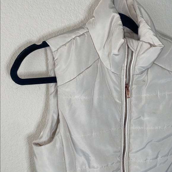 🎱Buckle day trip cream puffer vest! - Picture 2 of 8